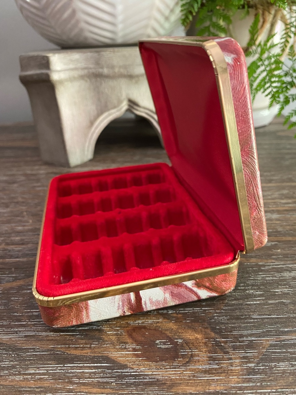 Vintage Mele Floral Ring Organizer‎ Satin Lined Gold Trimmed Case 1950s 60s Red